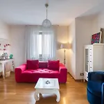 Guesthost - Bright Apartamento *
