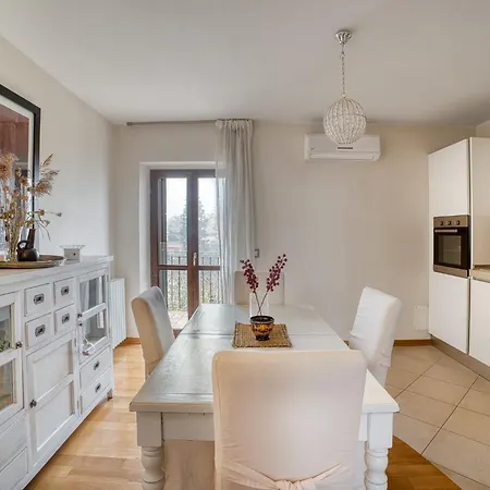 Guesthost - Bright Apartamento